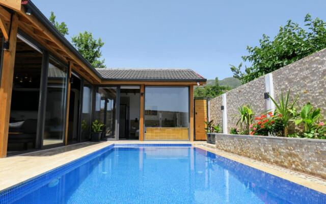 Marvelous Villa with Jacuzzi and Pool in Kalkan
