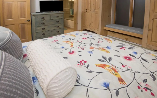 Village Center Condo 1G