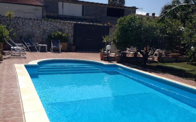 Villa con Piscina a Balestrate