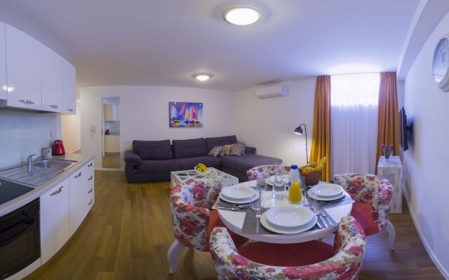 Royal Residence Chica Cure