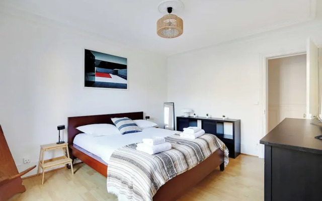 Experience the Parisian Lifestyle: 2BR Near Porte Maillot
