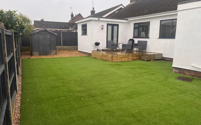 Pet-friendly - 2 Bedrooms Bungalow hot tub Parking