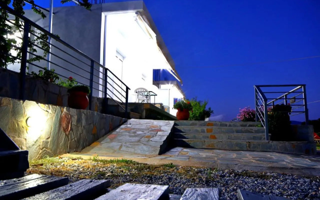 Eretria Cozy Home - Spacious Garden Retreats