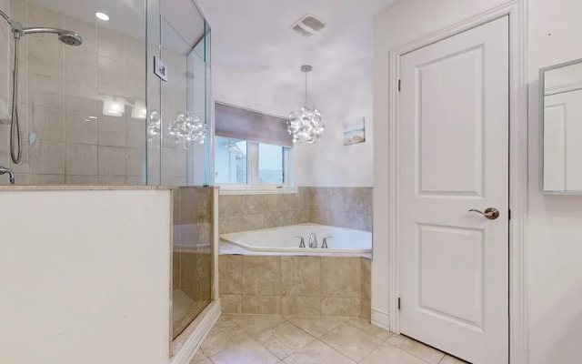 Spacious Family Haven: Modern 4-bedroom Luxury Home