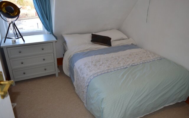 Top Floor Central 2 Bedroom Apartment