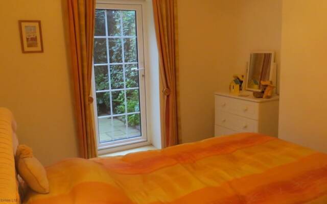 The Garden Flat Tucked Away Close To Amenities