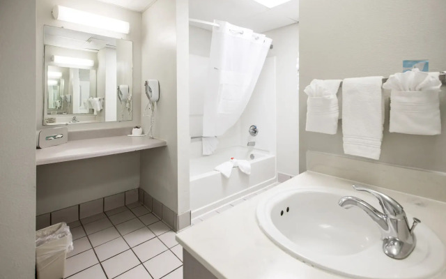 Days Inn & Suites by Wyndham Jekyll Island