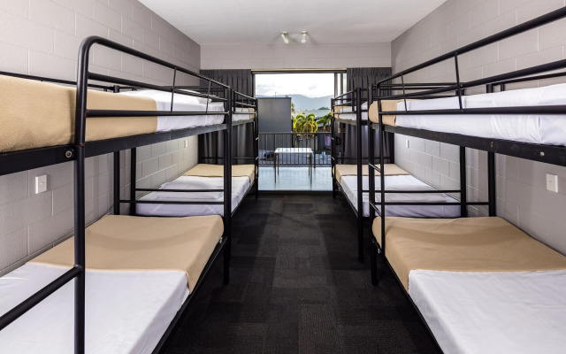 Gilligan's Backpackers Hotel & Resort