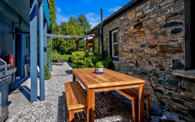 Historic Stonehouse & Alley Cottage - Sleeps 14 with spa pool