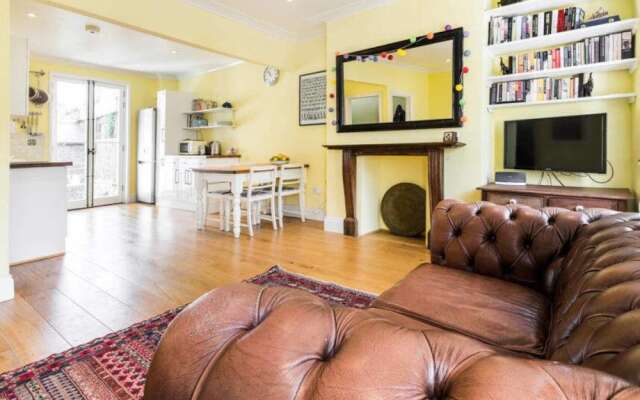 Spacious, Charming 3bd W/Balcony in Kennington