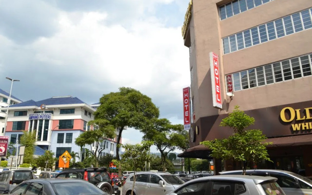 Oyo 117 Hotel Safari 2