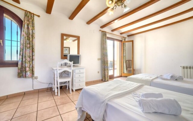 Villa - 6 Bedrooms with Pool and WiFi - 106408