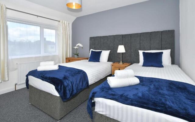 Orion House - sleeps 6, driveway, garden