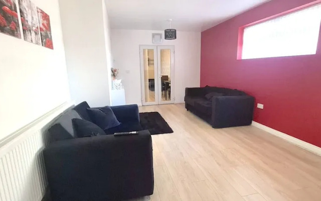 Spacious 3 Bed 2 Baths Free Wifi Central Location