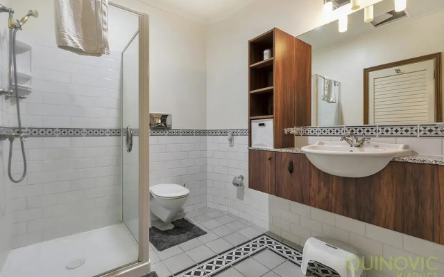 Qv Spacious Waterfront Apartment - 791