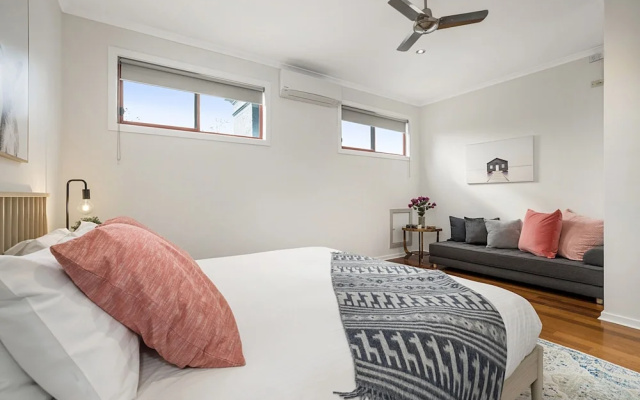 Unique 2- Storey Victorian Terrace Near Errol St – Guest Rooms – Melbourne