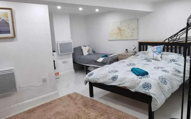 Cozy Sleep 5 Hudds Base -work/travel, Free Parking