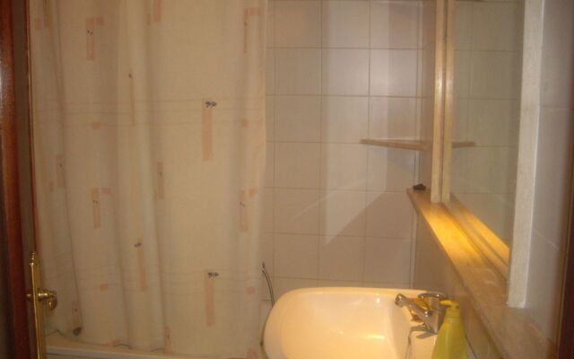 La Casita con jardín frente a la cascada