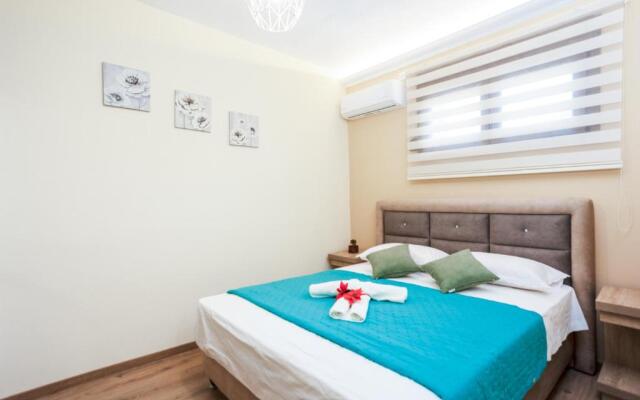 TwinStars apartment with courtyard and view