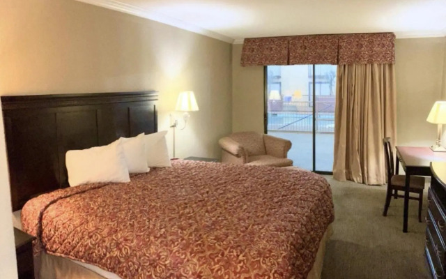 Econo Lodge Inn & Suites