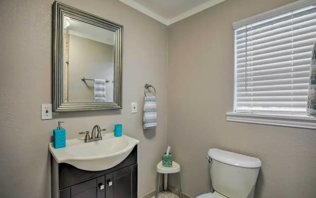 4 Mi to Dtwn: Dallas Gem w/ Furnished Patio