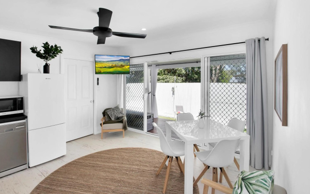 The Cottage Coolum Beach - Private Outdoor Spa, Fire Pit, Cinema Room – Guest Rooms – Coolum Beach