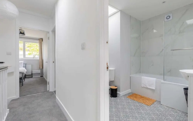 Newly Renovated 3BD Home, Islington!