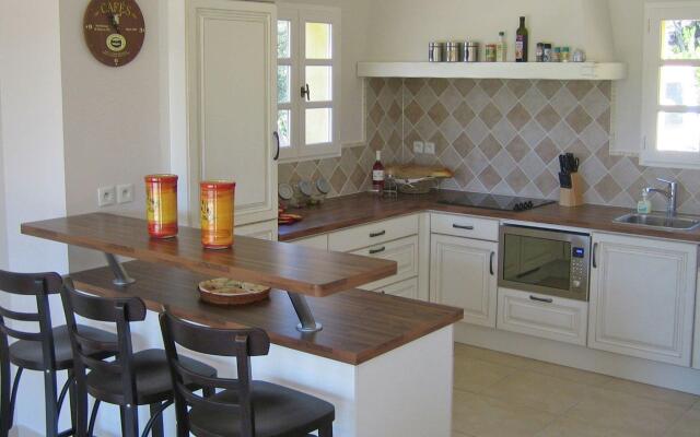 Opulent Villa in Le muy with Swimming Pool