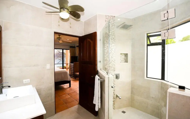 Spectacular - spacious unit in Flamingo in front of the beach