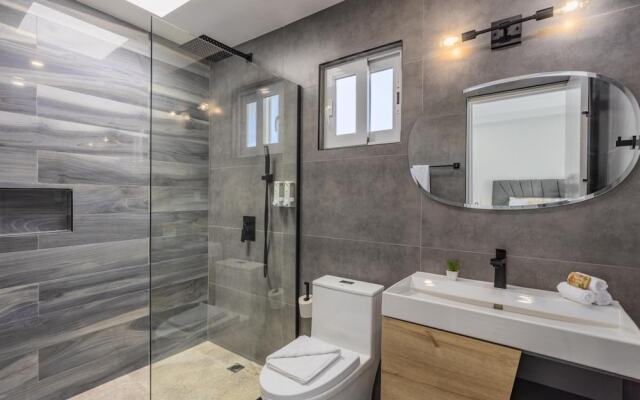 Luxurious Oasis Mins to Beach King Beds Pool