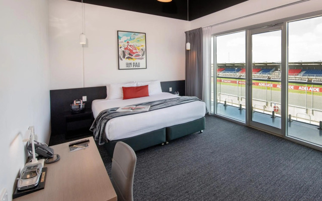 Rydges Pit Lane Hotel