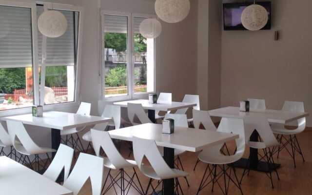 Pensión Albergue Puente Ribeira - Hostel
