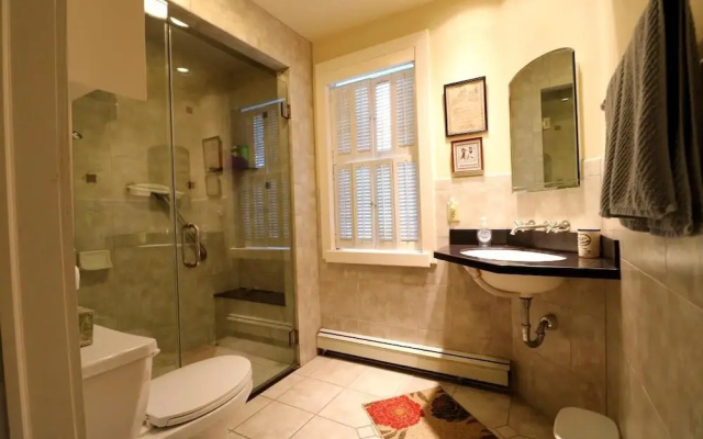 4757 Whiteside 6 Bedroom Home