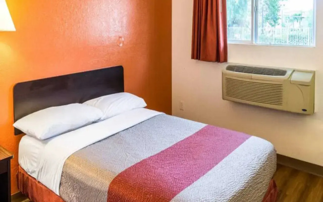 Motel 6 Bakersfield, CA - Convention Center