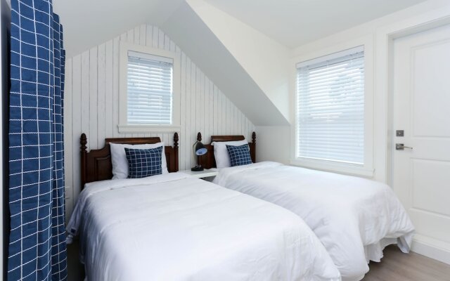 Tasteful 2 Bedroom Suite near Marine Gateway by Elevate Rooms