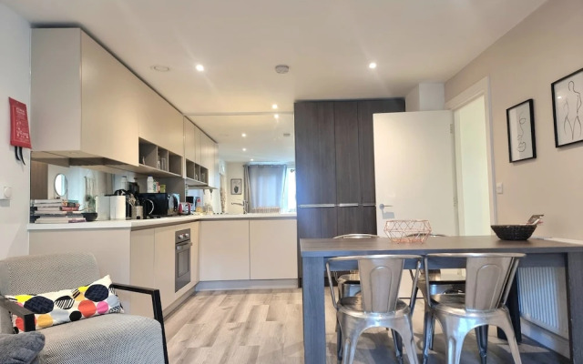 2Bed-2Bath Flat - Gym Pool Balcony Lift