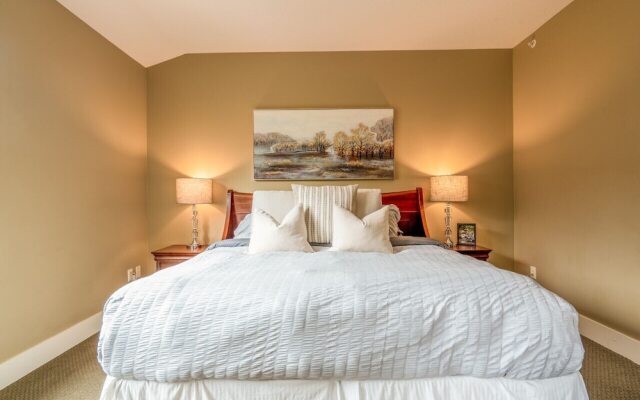 Luxury 3-Br Penthouse | INDOOR Pool & Hot Tub | Pool Table | 2 Decks + Mtn Views