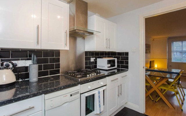 Contemporary 1 Bedroom Flat in Camberwell Oval