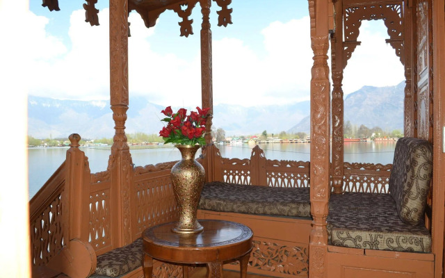 Peacock Houseboats