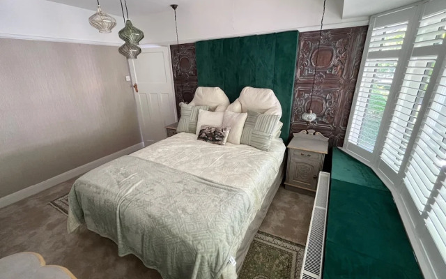 Cardiff - Sleeps 7 - Parking - Jacuzzi - Garden