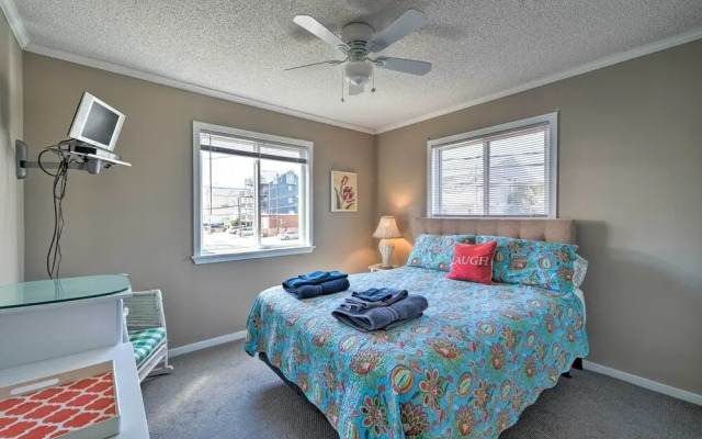 Condo w/ Balcony & Pool: Walk to 2 Beach Accesses!