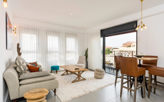 Walk to Beaches from an Arty New-Build Apartment