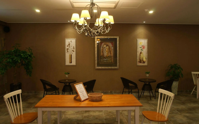 Orange Tree Hotel & Cafe