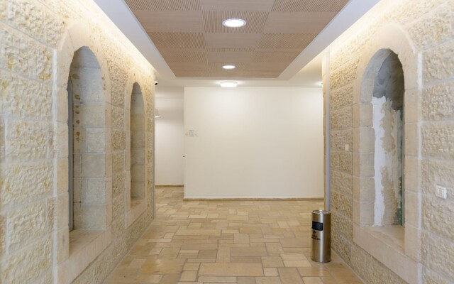 Design & Veranda next to Mahane Yehuda Market by FeelHome