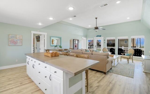 Always Sunny 3 Bedroom Home by RedAwning