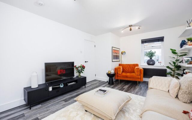 Stylish 3-bed Home in East London Free Parking