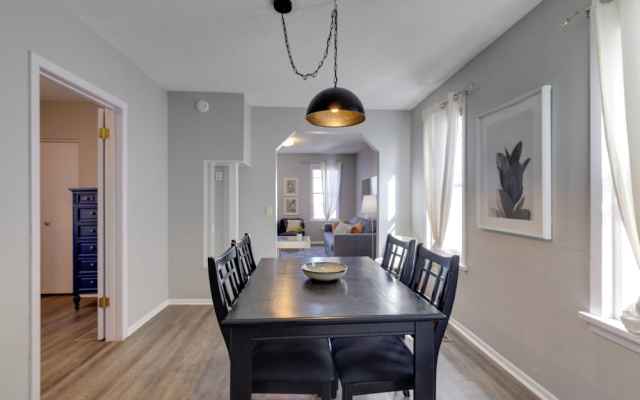 2 Mi to Downtown Minneapolis! Convenient Apt