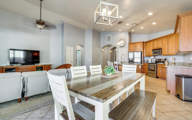 Poolside Oasis: Group-friendly Getaway in Phoenix!
