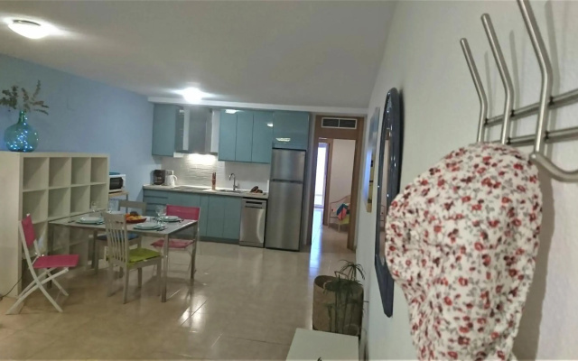 Fantastic apartment with private patio BEACH 10 mins walk