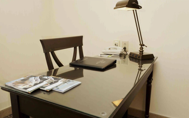 Le St-Martin Hotel & Suites Laval